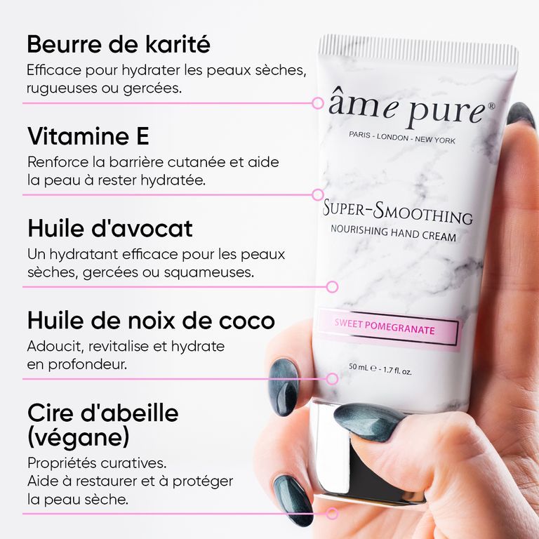 Tube de crème pour les mains à motif marbre, tenu par une main. Liste des ingrédients en français.