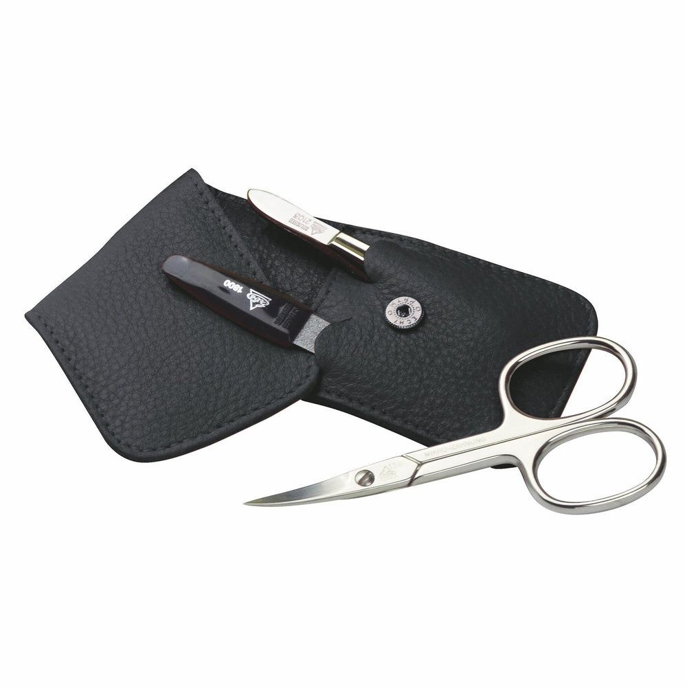 Zwart lederen etui open met nagelschaartje, nagelvijl en pincet.