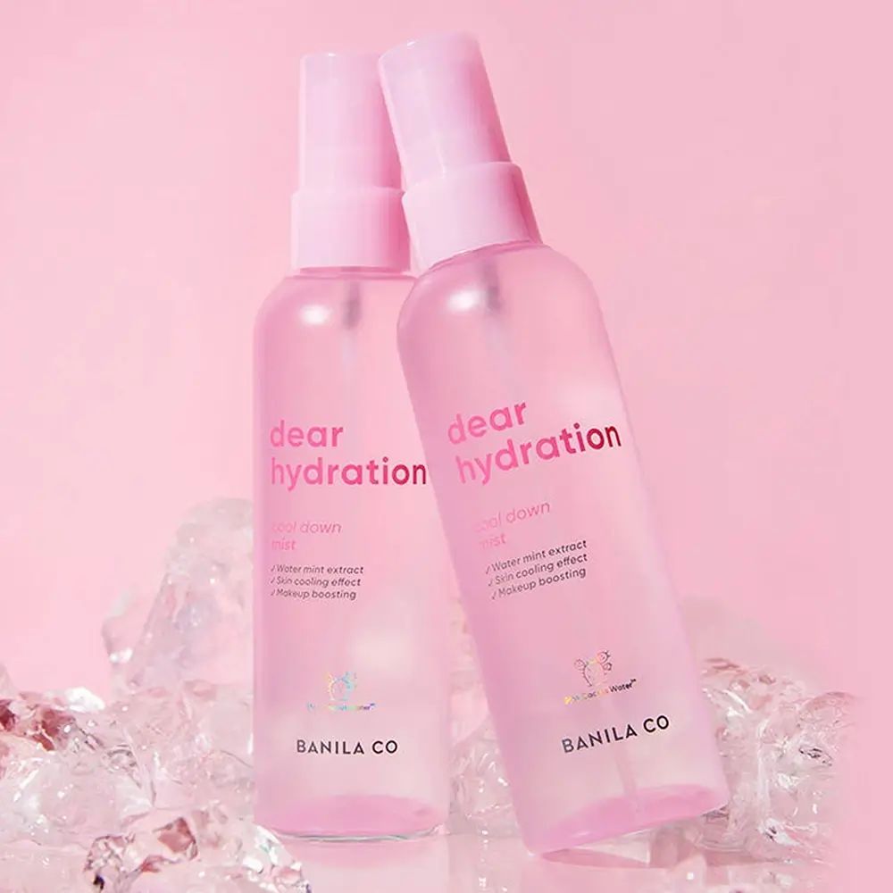 Twee roze spuitflessen met verstuiver. Opschrift: dear hydration cool down mist. Merk: BANILA CO. Op ijs.
