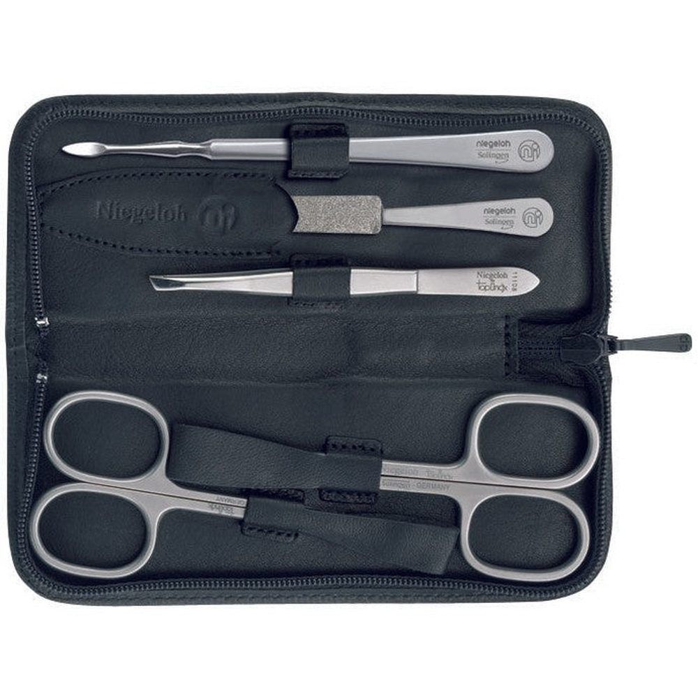Zwarte etui met rits. Bevat nagelschaar, pincet, nagelvijl en andere instrumenten. Merk Niegeloh.