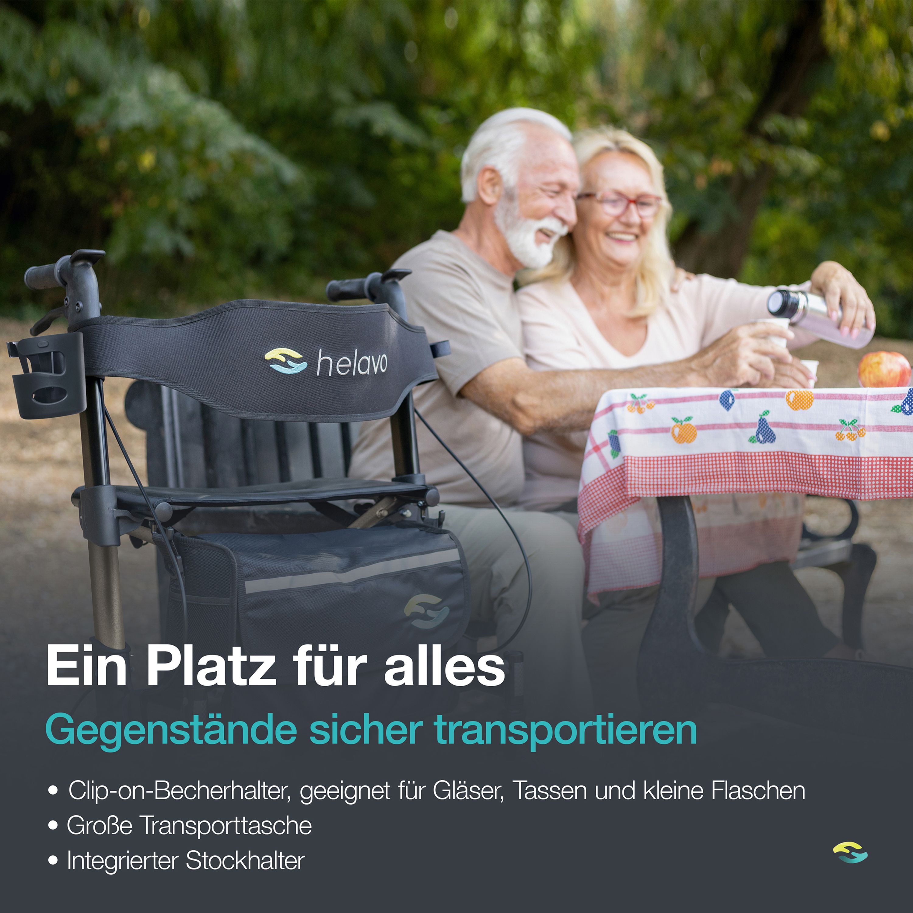 Couple dans un parc avec un rollator doté d'un grand sac, d'un porte-gobelet et d'un support pour canne.