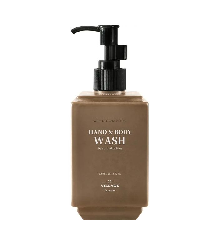 Bruine fles met zwarte pomp. Opschrift: WILL COMFORT HAND & BODY WASH. Merk: VILLAGE 11 FACTORY.