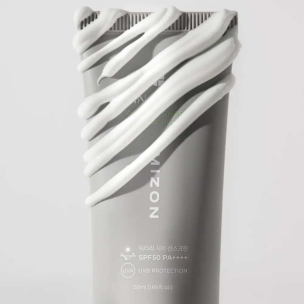 Grijze tube met crème. Opdrukken: MIZON, SPF 50+ PA++++, UVA/UVB Protection.