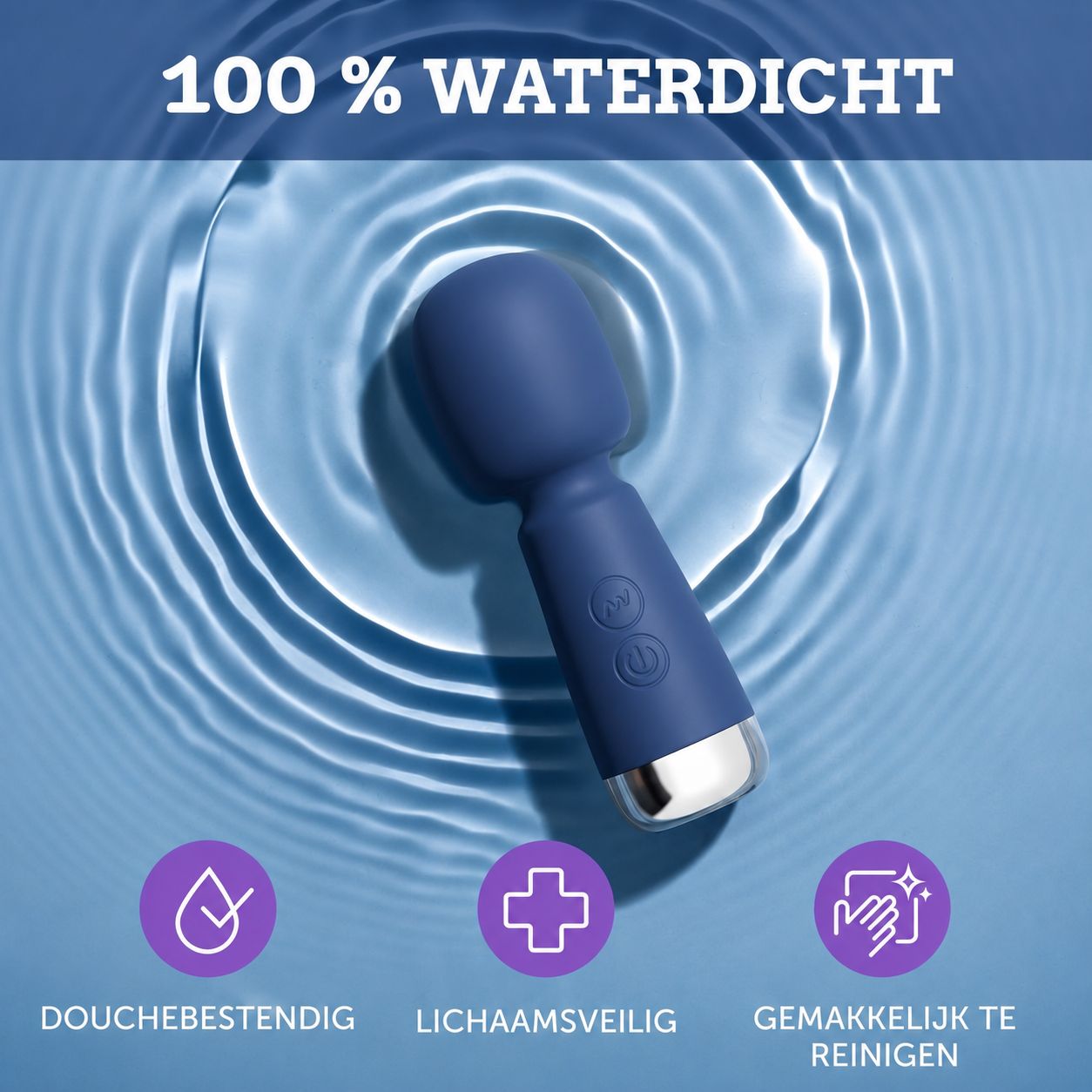 Donkerblauwe massager met zilveren uiteinde, 100% waterdicht, in water met rimpelingen.