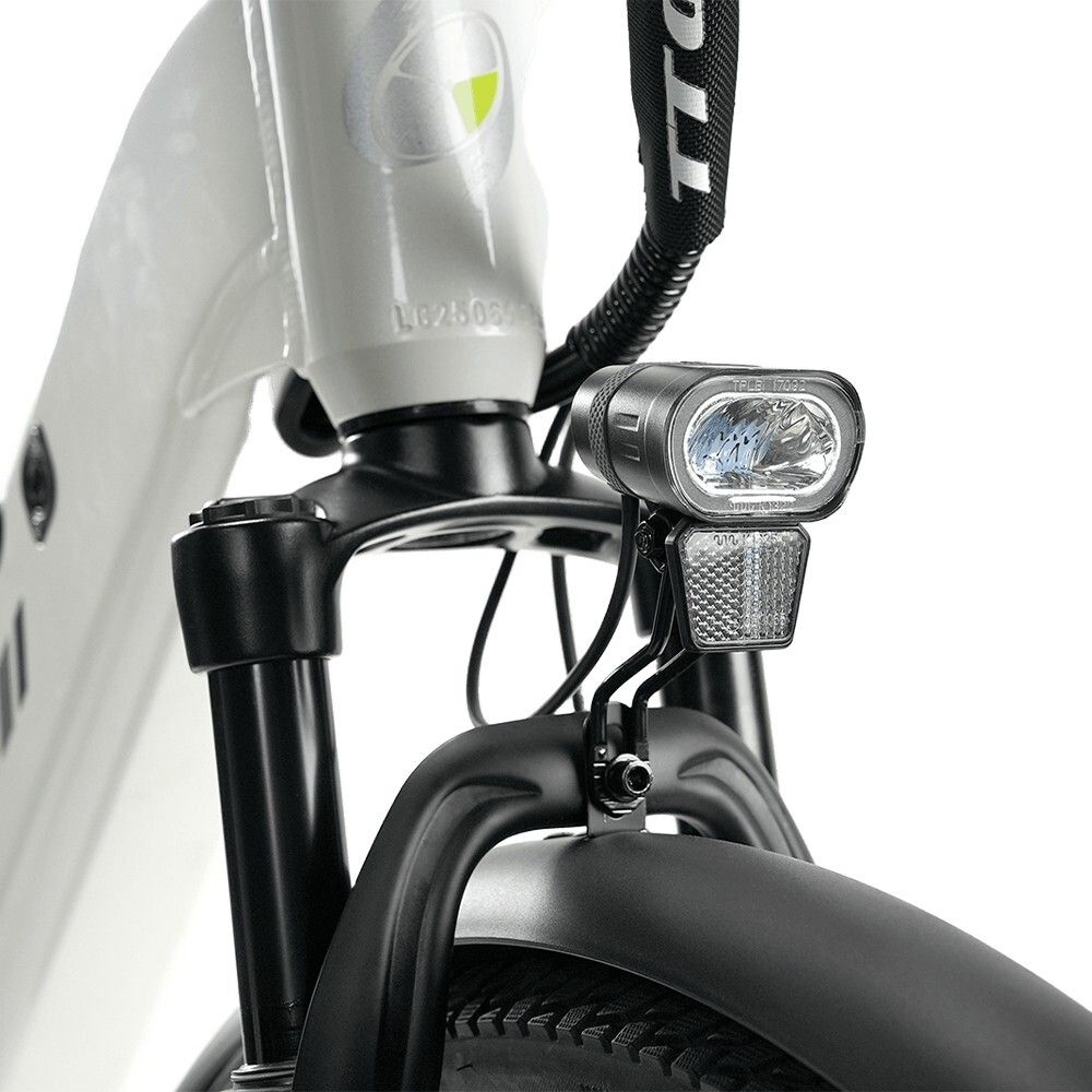 Close-up van de voorkant van een witte e-bike. Zwarte vork, spatbord en koplamp. TTGO-logo zichtbaar.