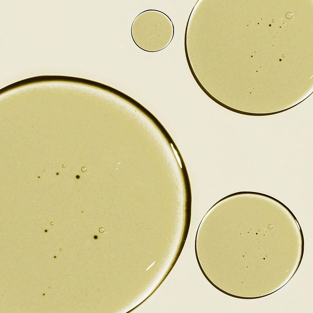 Gros plan sur quatre cercles d'huile. Couleur jaune clair. Vue de dessus.