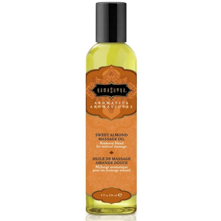 Bouteille d'huile de massage avec bouchon noir et étiquette orange "Sweet Almond Massage Oil".