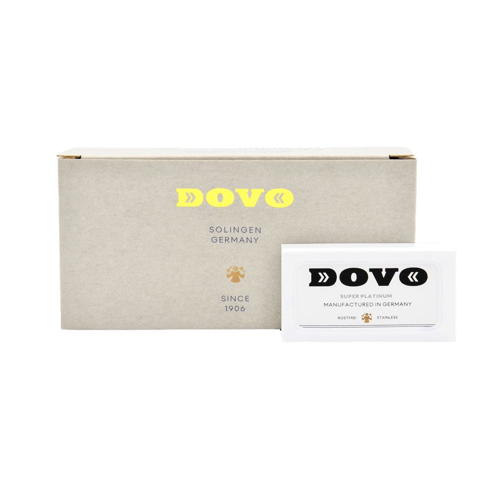 Kartonnen doos en een pakje scheermesjes. DOVO-logo en tekst. Gouden belettering.