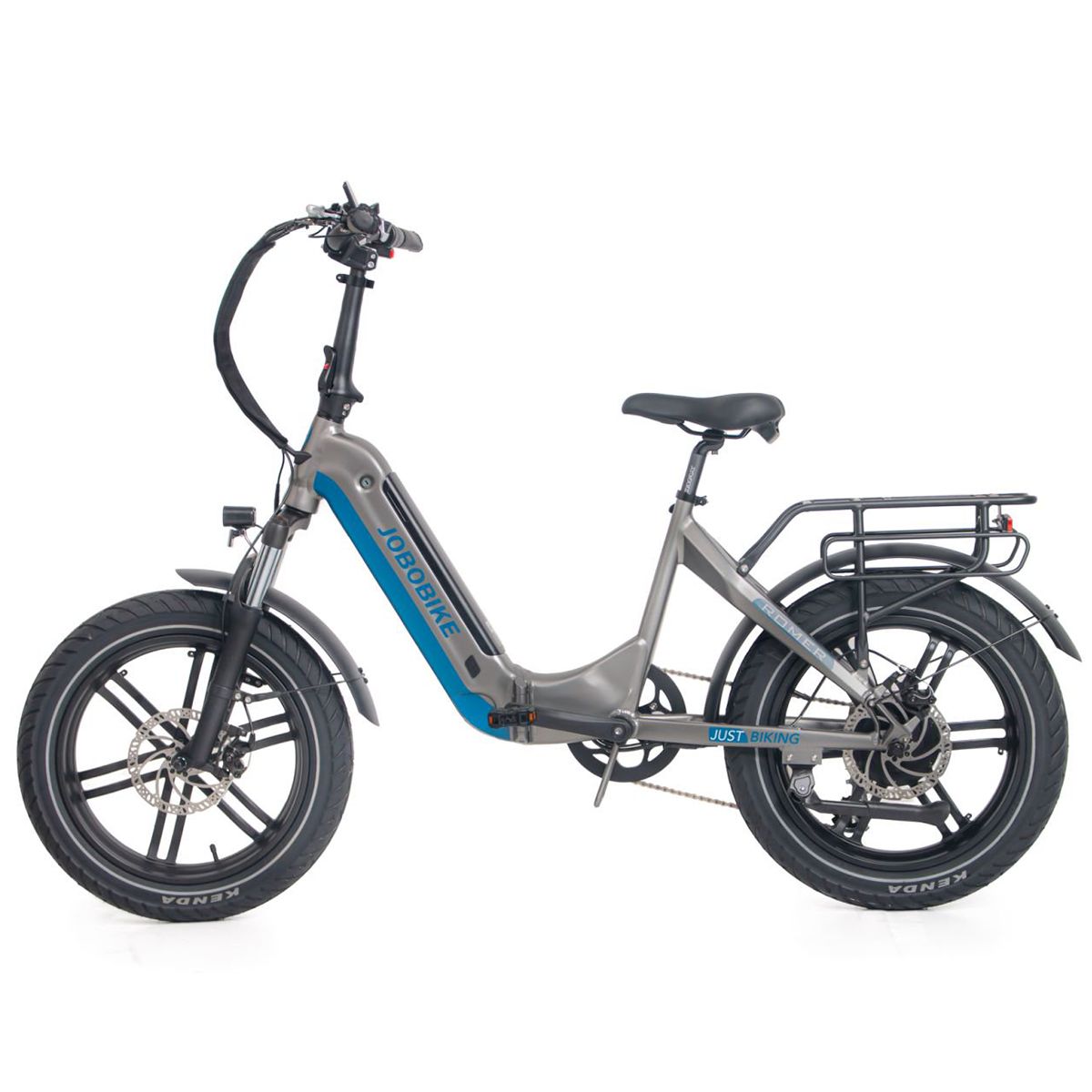 Grijs-blauwe e-bike met zwarte banden. JOBOBIKE-logo op het frame. Bagagerek. Kenda-banden.