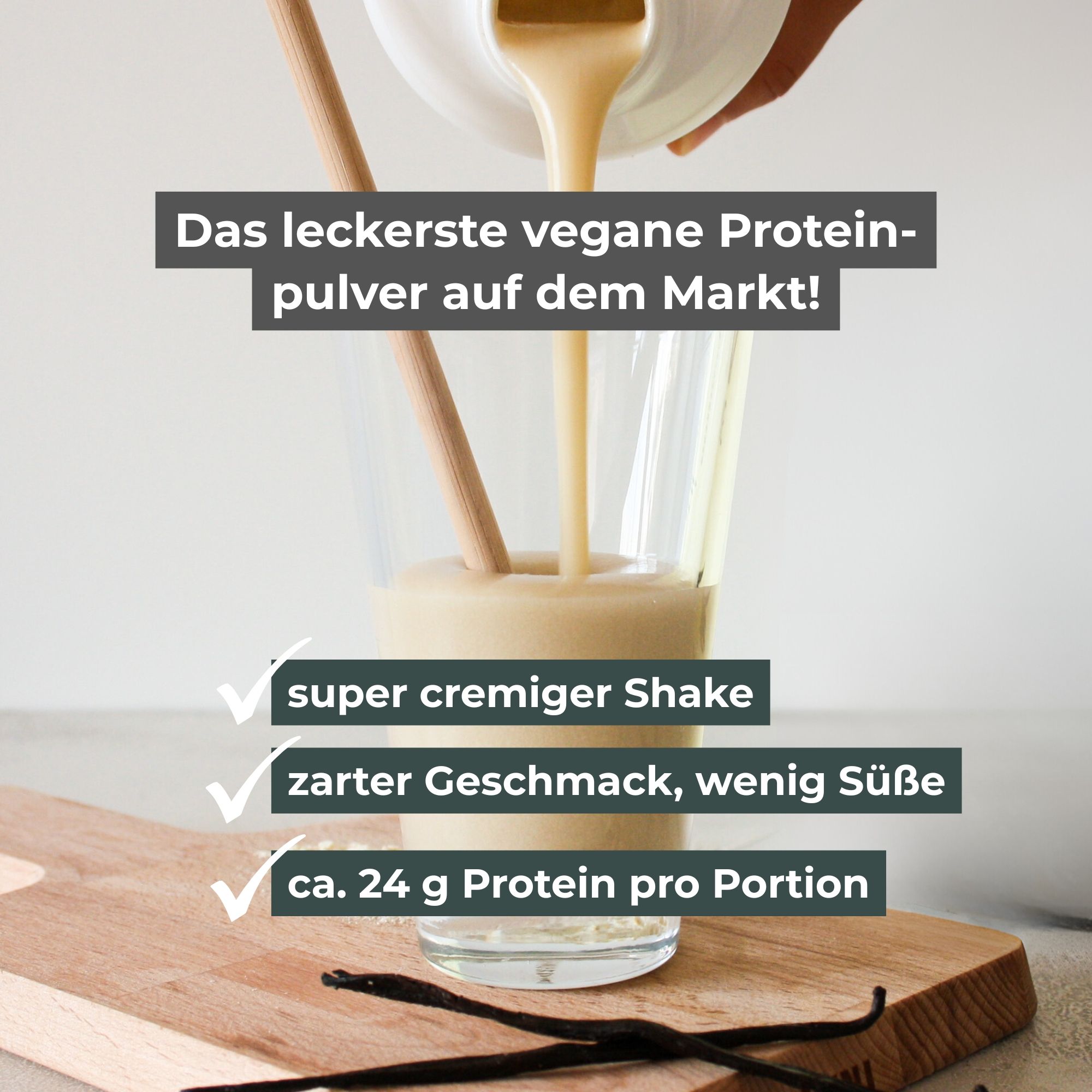 Un verre se remplit d'un shake protéiné végétalien crémeux. Gousses de vanille sur une planche en bois.