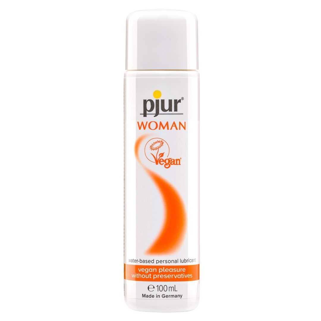 Flacon blanc avec bouchon blanc. Inscription : pjur WOMAN, logo Vegan, ligne orange. Texte : Lubrifiant à base d'eau, sans conservateur. 100 ml.