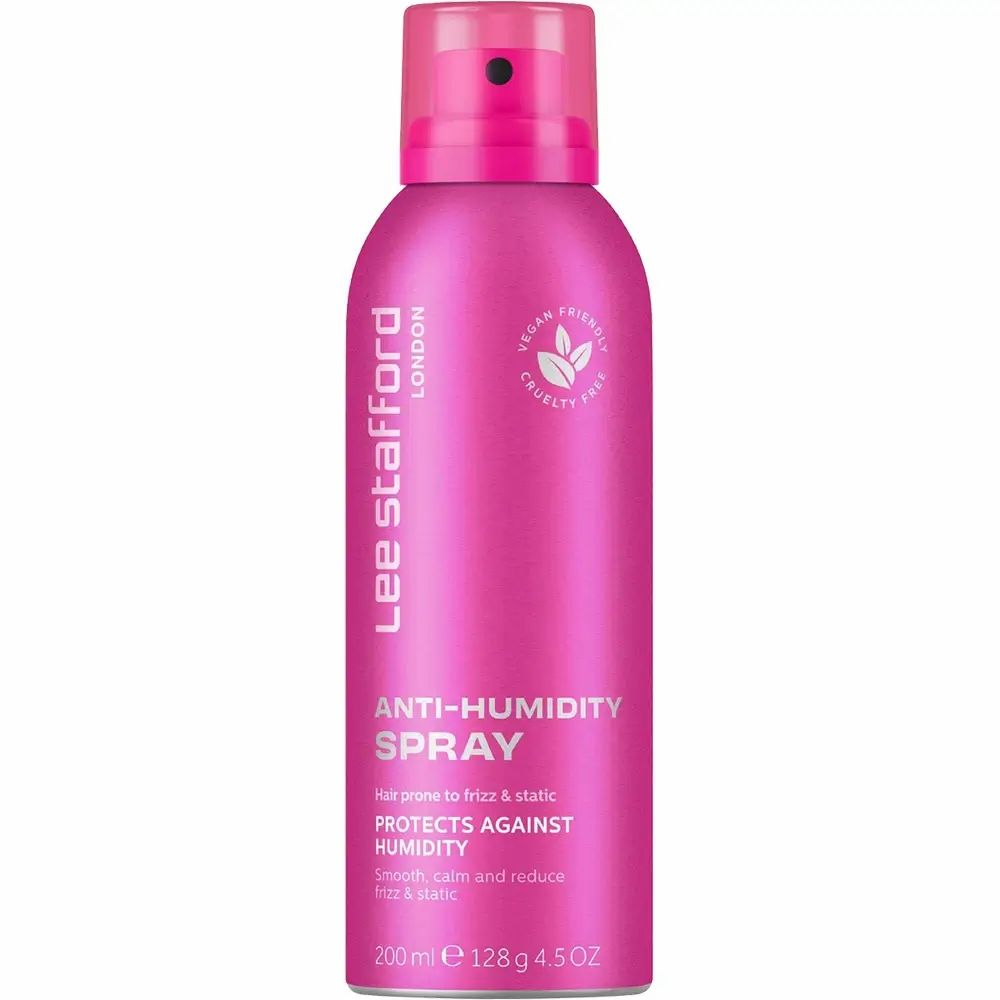 Roze spuitfles met sproeikop. Opschrift: Lee Stafford London, Anti-Humidity Spray, Vegan, Cruelty Free.
