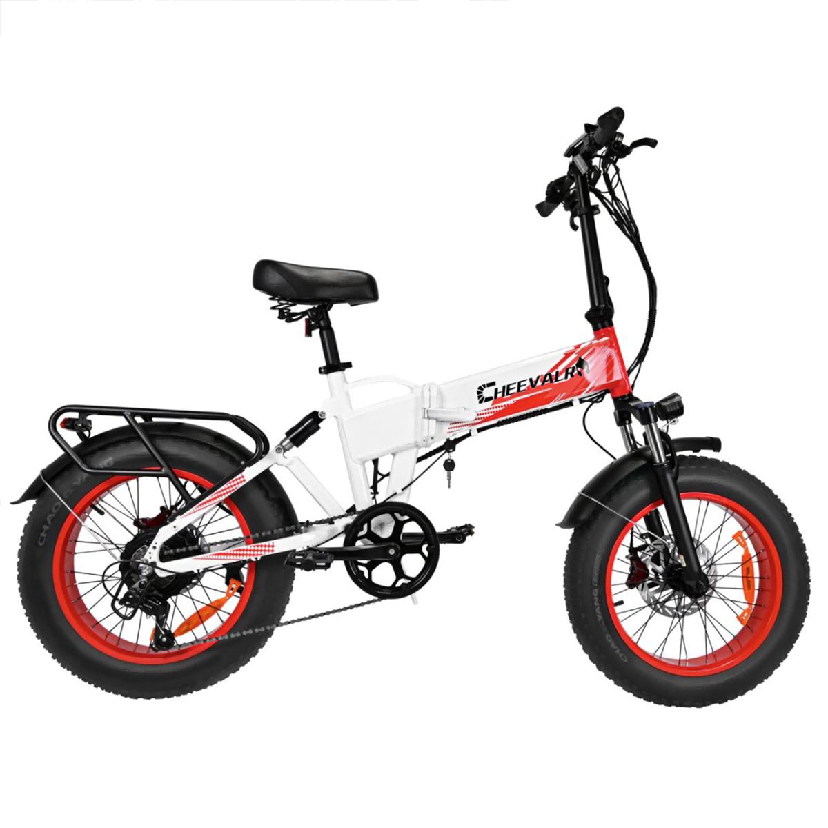 Vélo électrique blanc et rouge. Roues rouges, pneus noirs. Selle noire. Porte-bagages arrière. Marque Cheevalry.