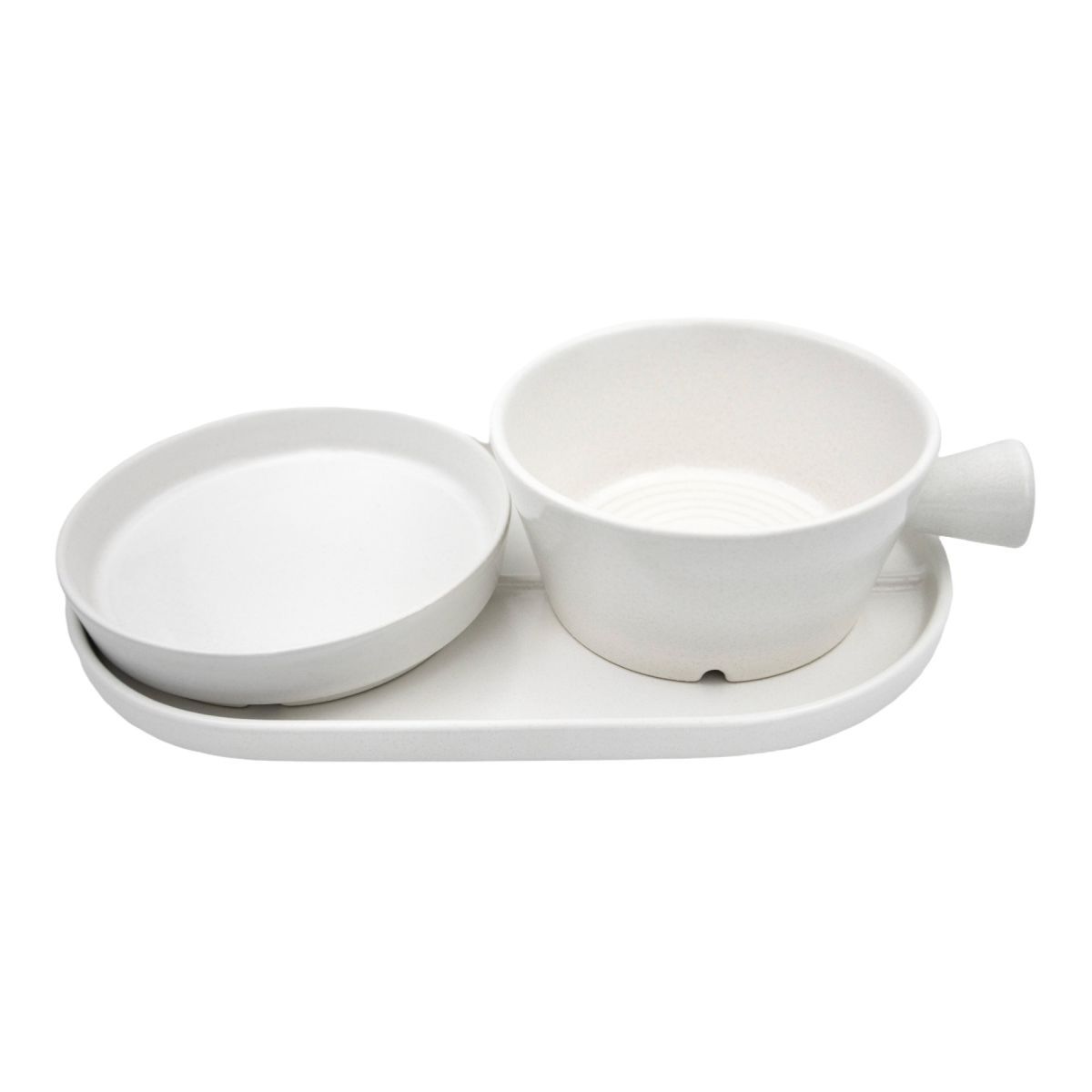 Witte scheerset van keramiek: kom met handvat, schaaltje en ovaal dienblad.