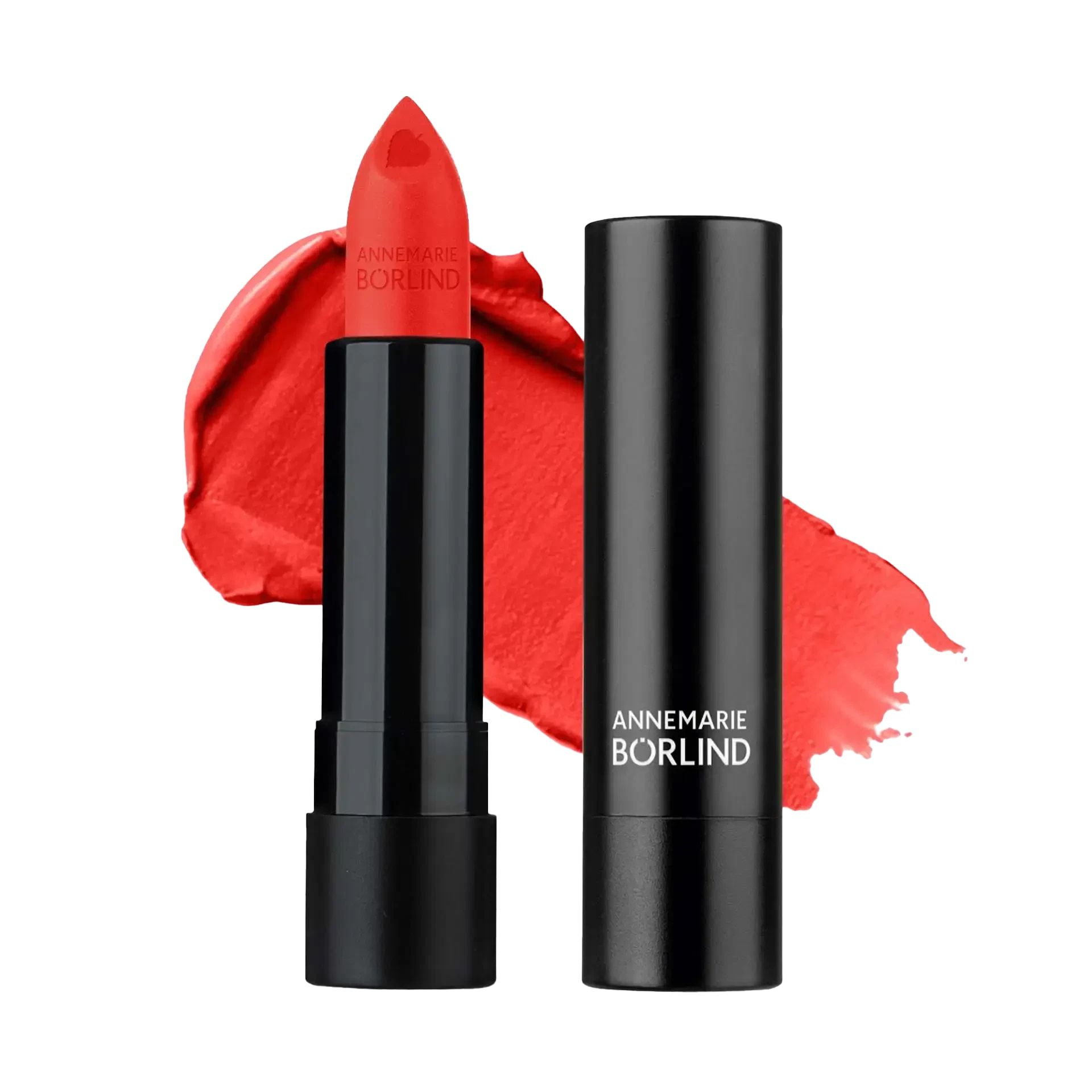 Een rode lippenstift met zwarte schacht, geopend, met een kleurstaal ernaast.