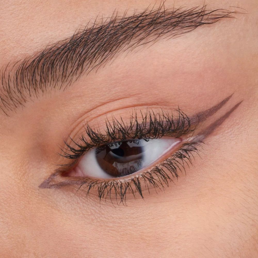 Œil avec eyeliner brun. Cils mis en valeur. Teint clair.