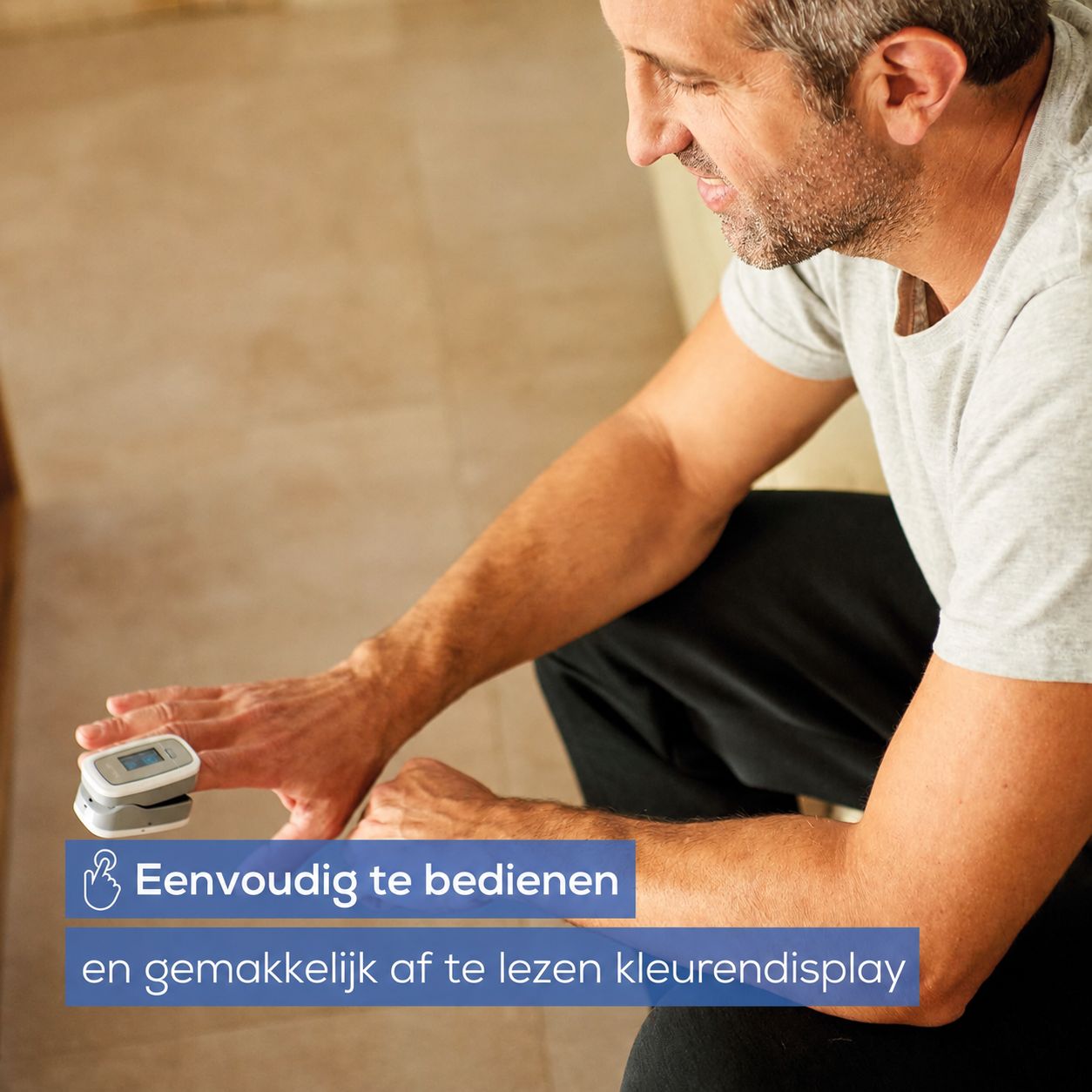Beurer vingerpulsoximeter PO 30 in verpakking, zijaanzicht.