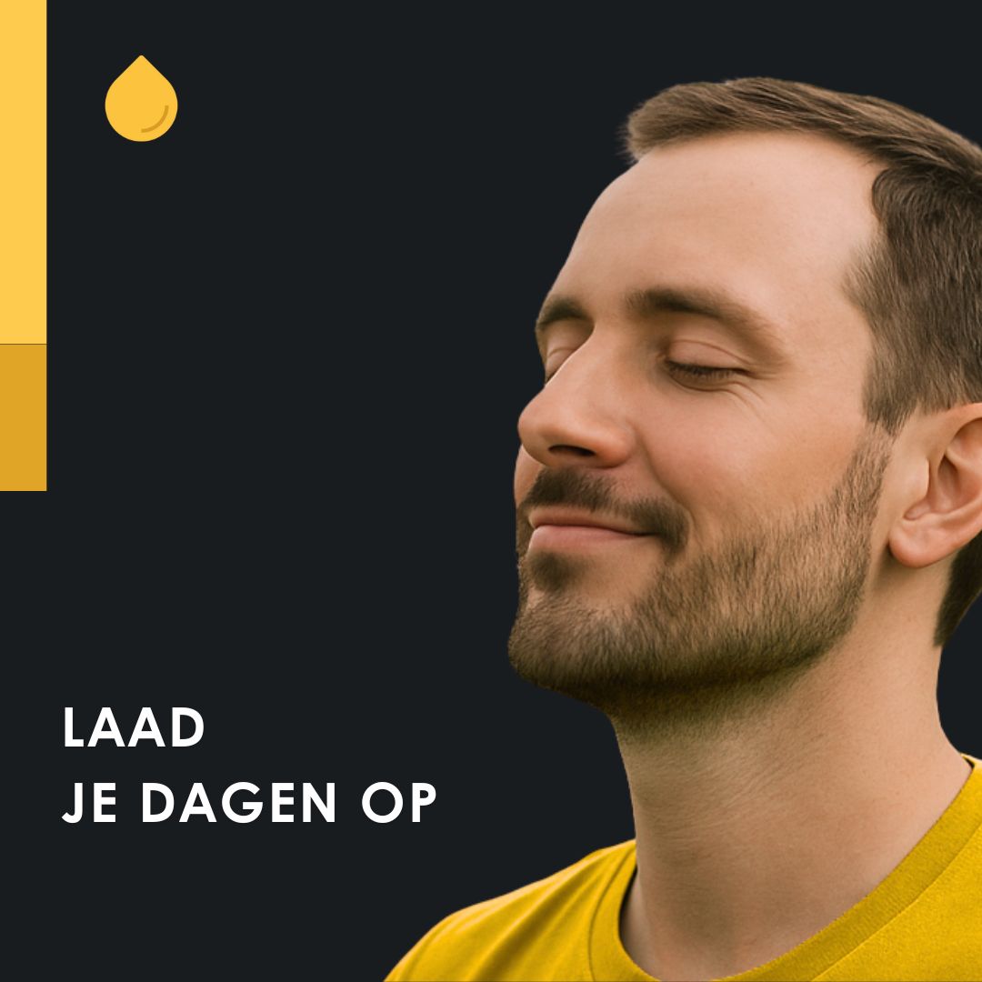 Man met gesloten ogen. Tekst: Laad je dagen op. Gele kleurovergang.
