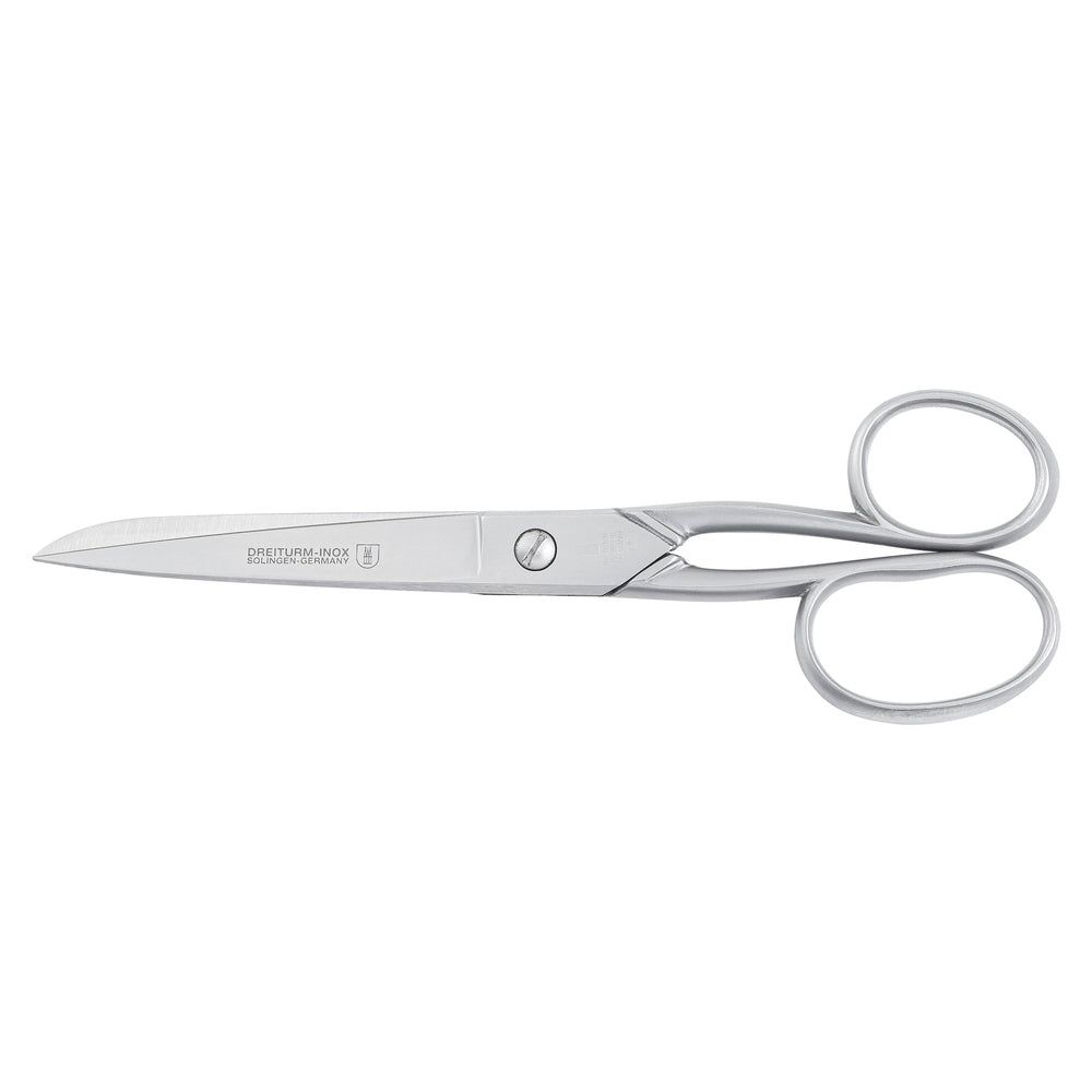 Ciseaux argentés avec poignées arrondies. Texte et logo sur la lame.