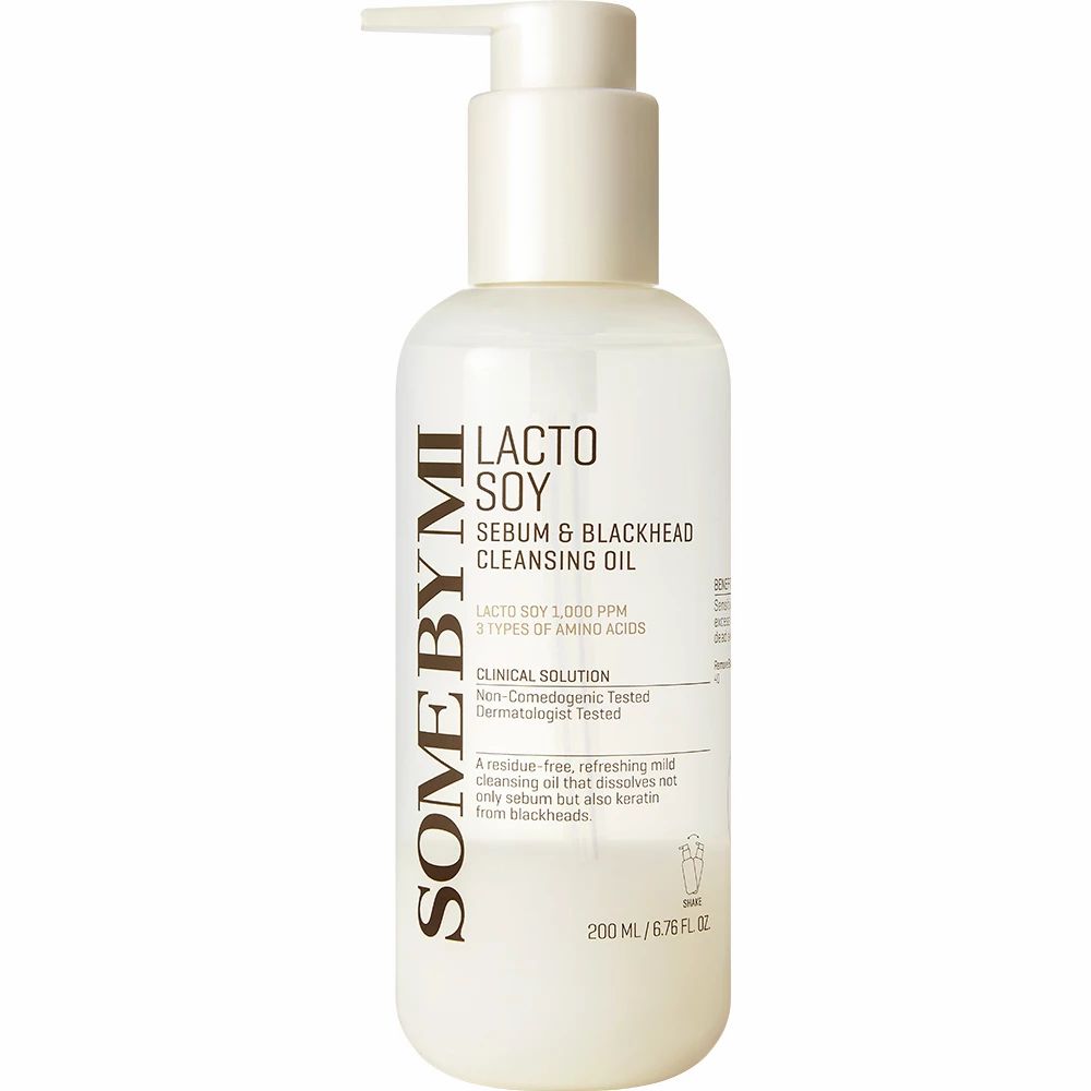 Flacon avec pompe, rempli de liquide. Inscription : SOMEBYMI Lacto Soy Sebum & Blackhead Cleansing Oil. 200 ml.