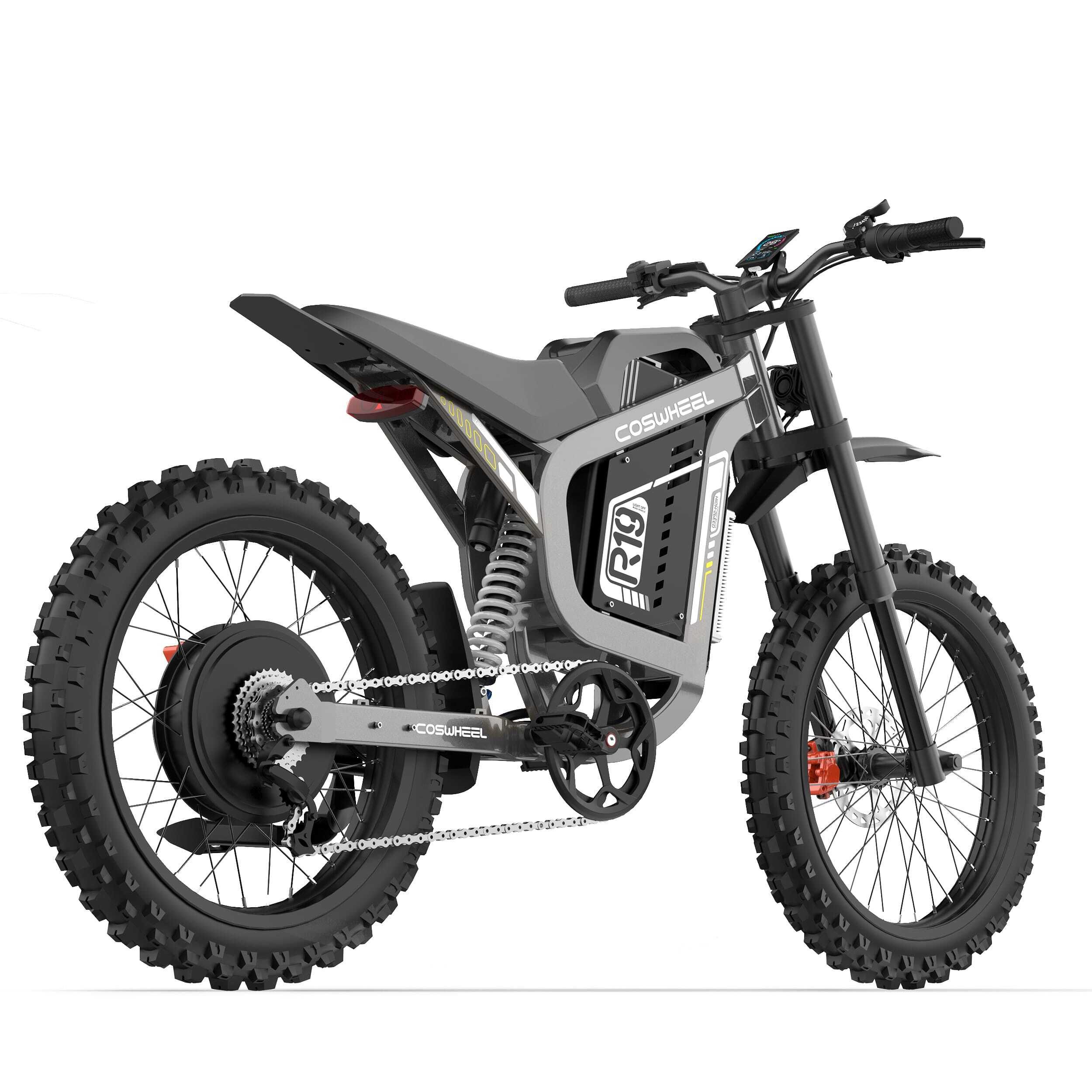 Grijze COSWHEEL R19 elektrische dirtbike. Zijaanzicht. Zwarte banden, vering, accubehuizing, R19-logo.