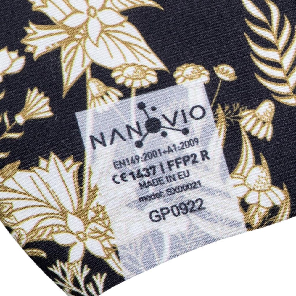 Masker met bloemenpatroon en label. Label met "NANOVIO", certificeringen EN149:2001+A1:2009, FFP2 R, CE1437, Made in EU, model SX00021, GP0922.