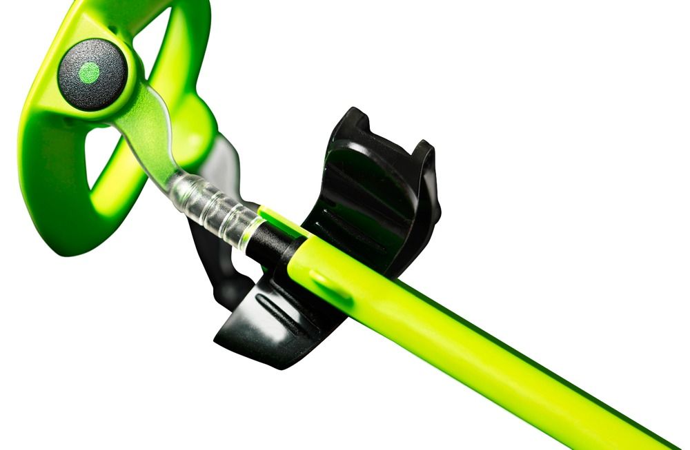 Vue détaillée de l'extenseur de pénis vert avec poignée noire et cylindre transparent.