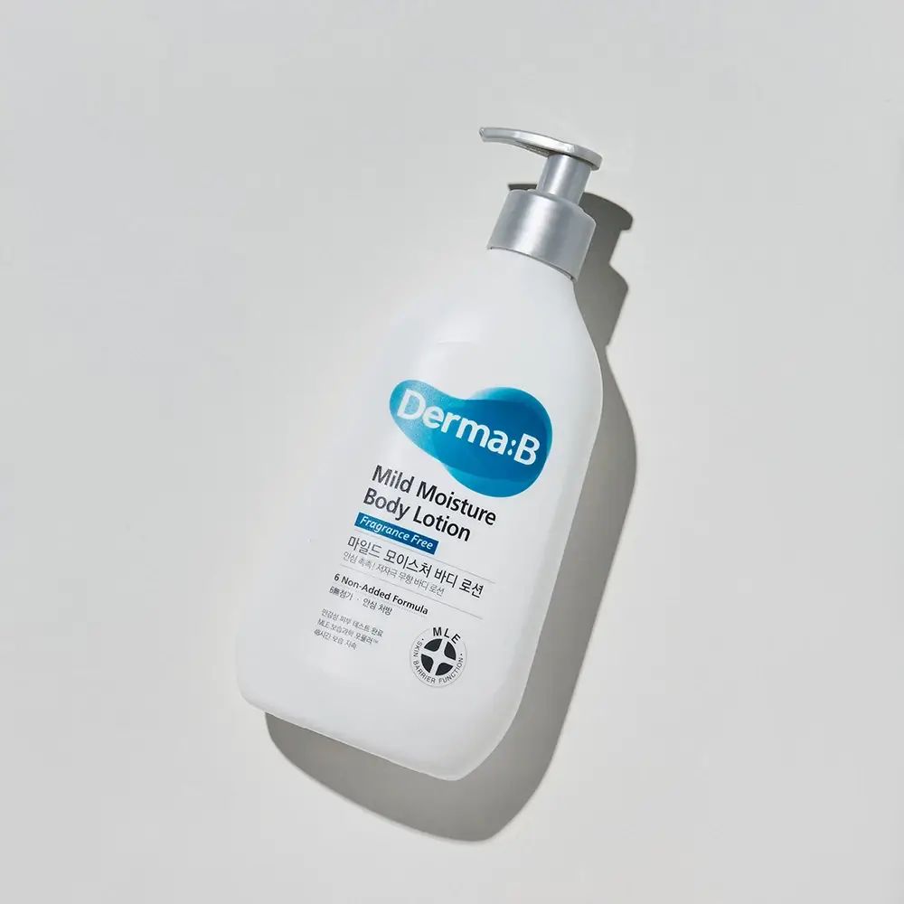 Schuin liggende witte fles met pomp. Opschrift: Derma:B Mild Moisture Body Lotion. Blauwe en turquoise accenten. Tekst in het Engels en Koreaans.