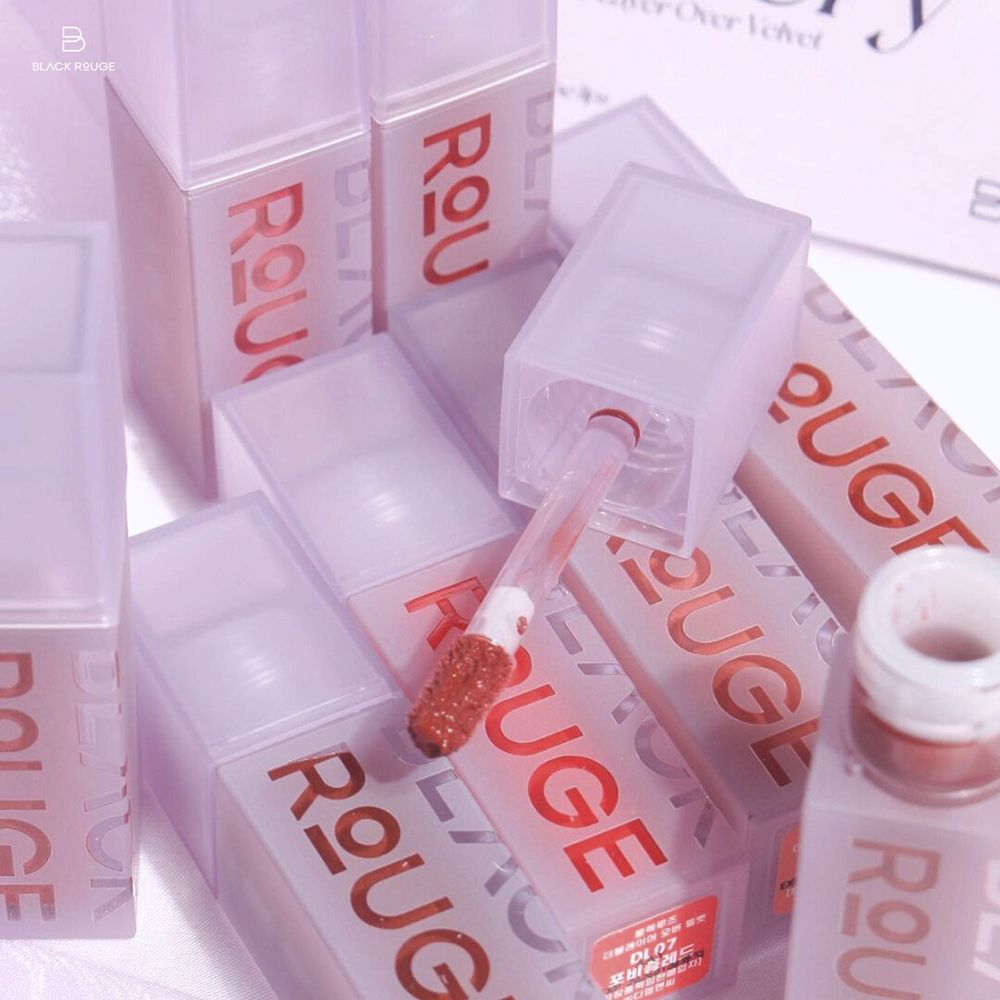 Meerdere lipgloss tubes met transparante deksels. 'BLACK ROUGE' staat op de tubes.