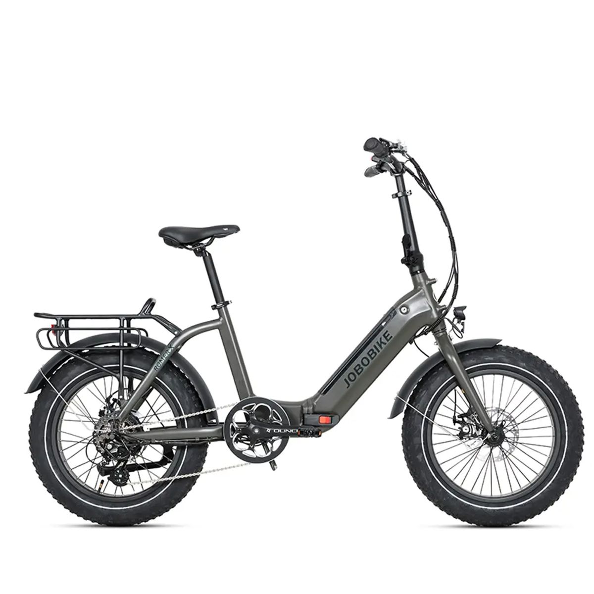 Vélo électrique gris plié avec pneus larges. Porte-bagages arrière. Logo JOBOBIKE sur le cadre.