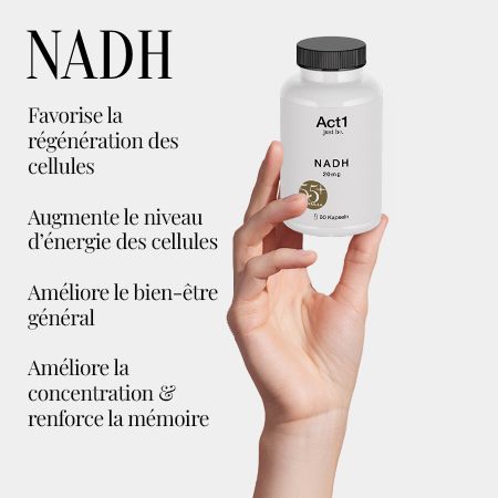 Main tenant un flacon de NADH. Texte: Favorise la régénération cellulaire, augmente l'énergie, améliore le bien-être, améliore la concentration.
