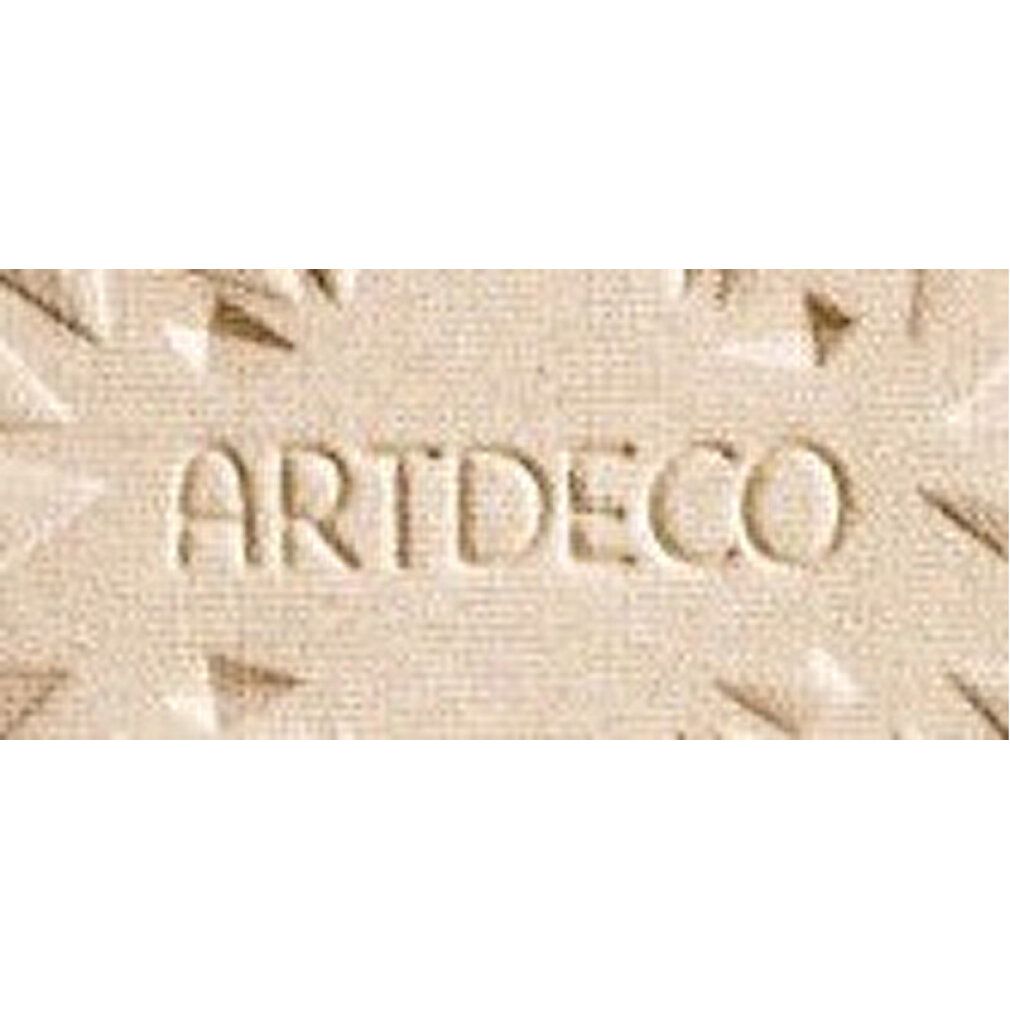 Gros plan sur la poudre illuminatrice Artdeco. Le nom de la marque est imprimé dans la poudre.