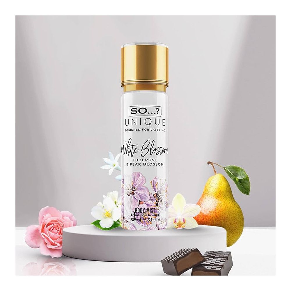 Flacon de brume corporelle sur socle, bouchon doré. Inscription: So...? Unique, White Blossom, Tuberose & Pear Blossom. Avec poire et fleurs.