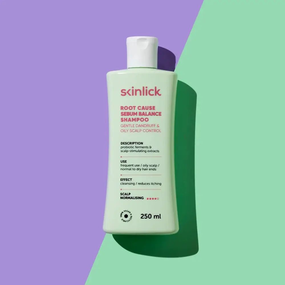 Flacon de shampooing vert avec bouchon blanc. Texte: SKINLICK, ROOT CAUSE SEBUM BALANCE SHAMPOO. 250 ml. Inscription: contrôle doux des pellicules et du cuir chevelu.