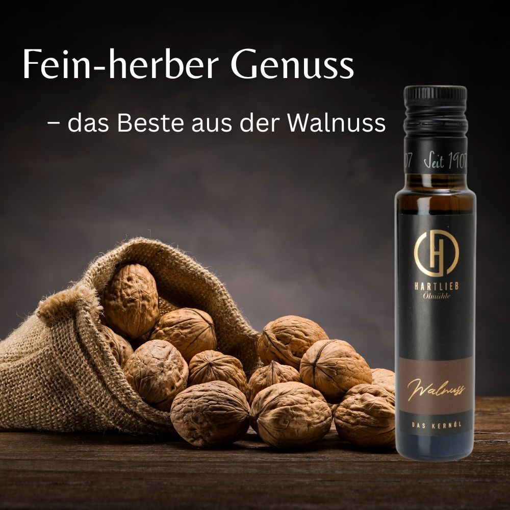 Walnootolie fles naast een jute zak met walnoten. Tekst: "Fein-herber Genuss - das Beste aus der Walnuss".