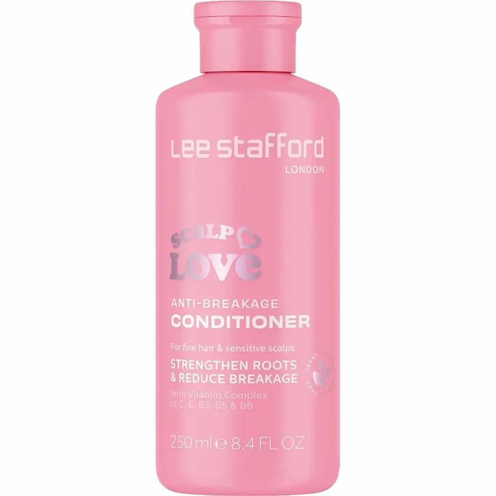 Roze fles LEE STAFFORD Scalp Love Conditioner. Tekst: Anti-Breakage Conditioner, 250ml, 8.4 FL OZ. Voor fijn haar & gevoelige hoofdhuid.