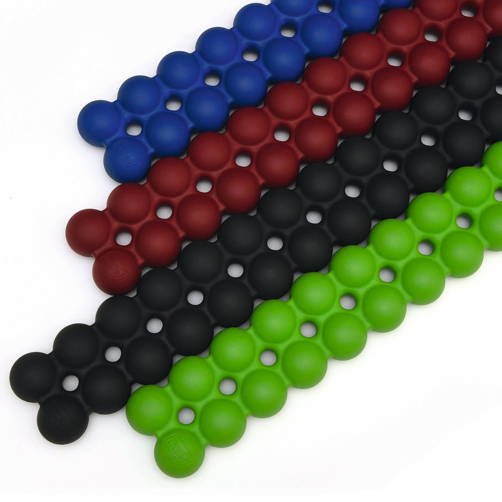 Meerdere Spinefitters in blauw, rood, zwart en groen. Ze bestaan uit ronde elementen die in rijen zijn gerangschikt.