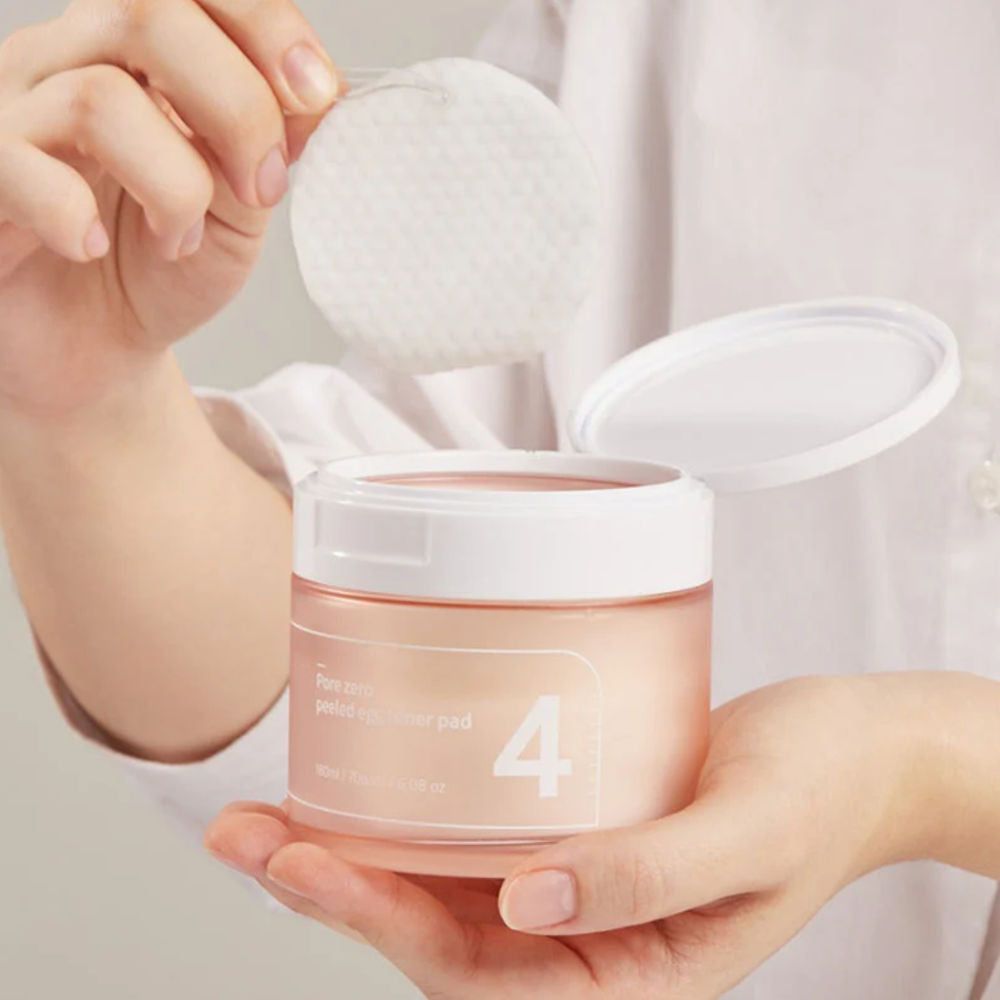 Handen houden een pad boven een open roze pot met witte deksel. Opschrift '4'.