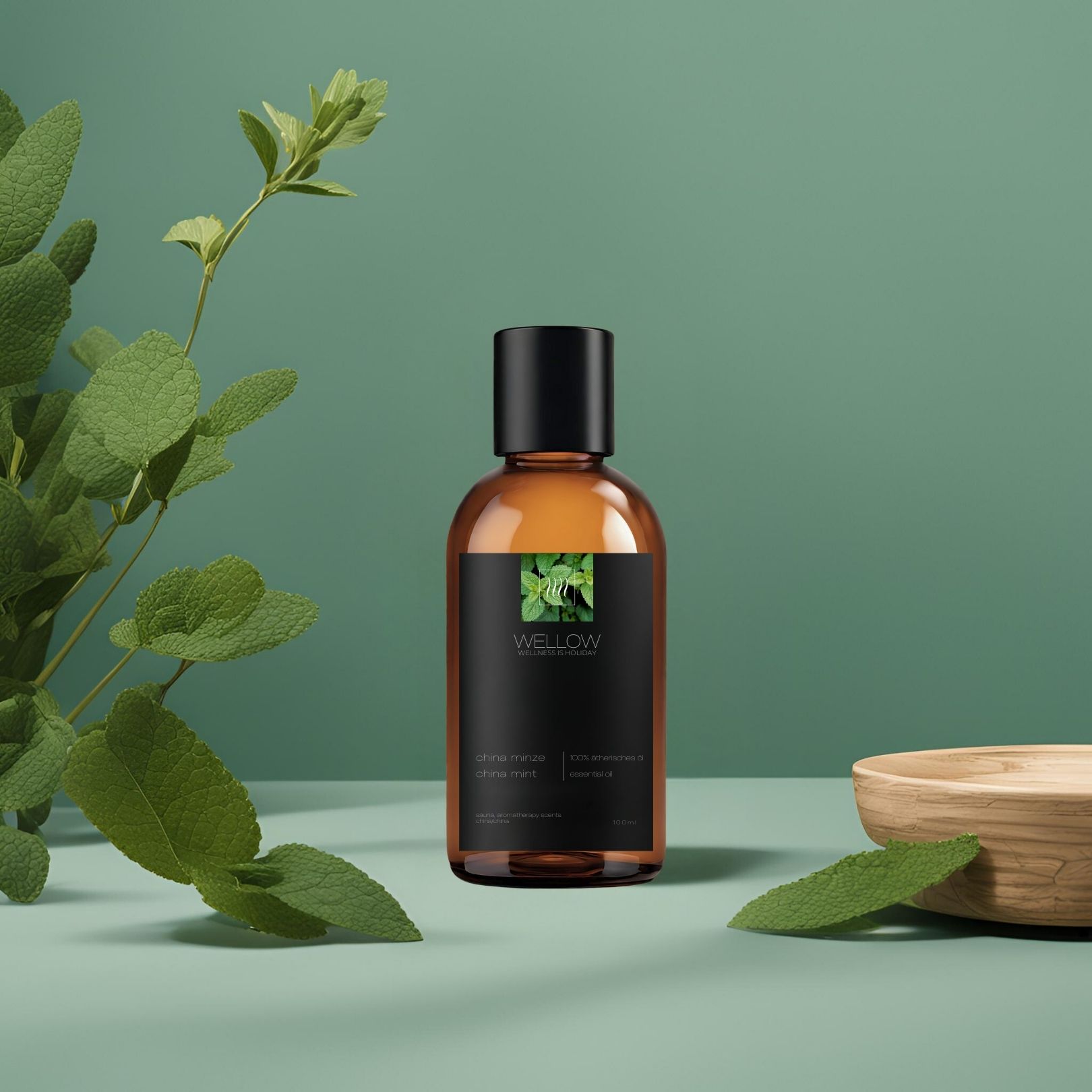 Bruine glazen fles met zwarte dop en etiket. Groene bladeren op de achtergrond en een houten kom.