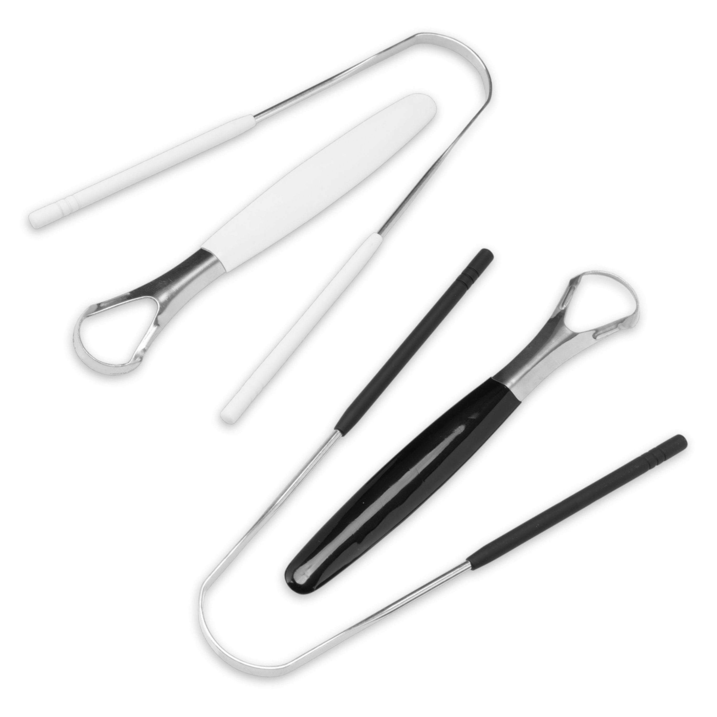 Deux grattoirs à langue en acier inoxydable avec des manches blancs et noirs. Les grattoirs ont une forme incurvée.
