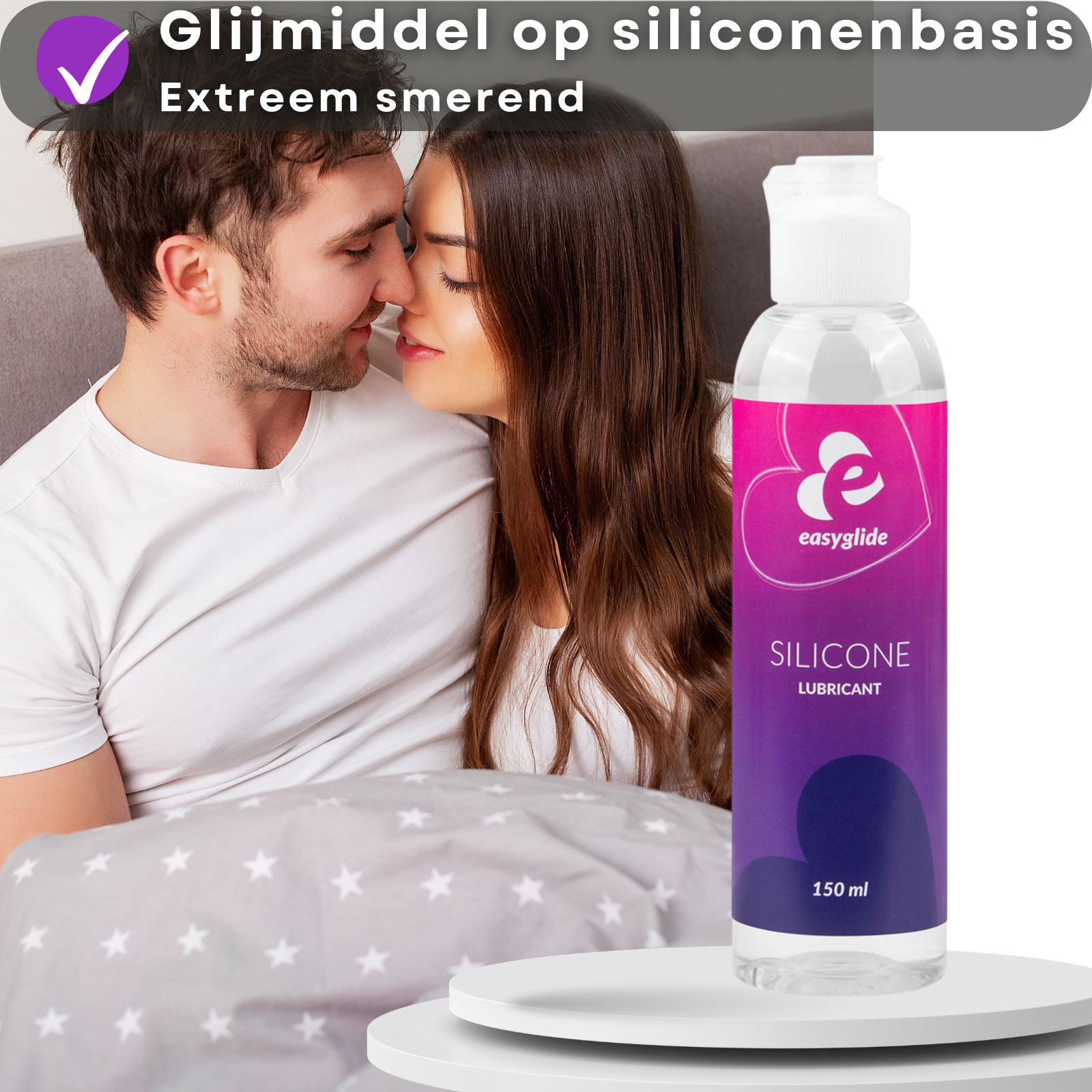 Fles siliconen glijmiddel. Roze-paars etiket met logo en tekst. Koppel in bed. Tekst: Op siliconenbasis.