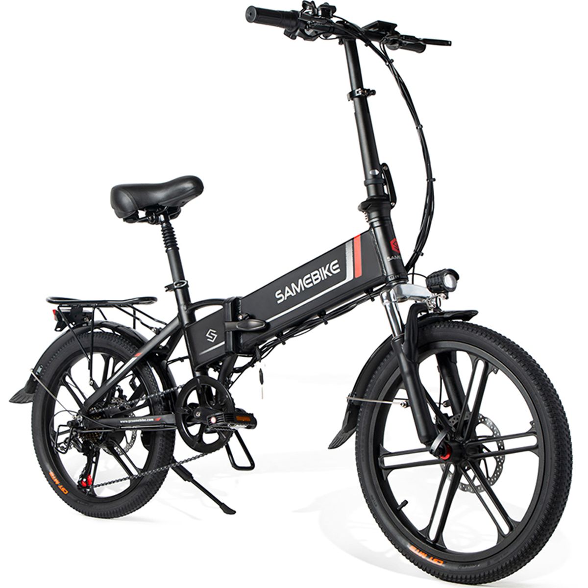 Vélo électrique noir. Marque SAMEBIKE. Pneus, selle et cadre noirs. Accents rouges. Phare avant et porte-bagages.