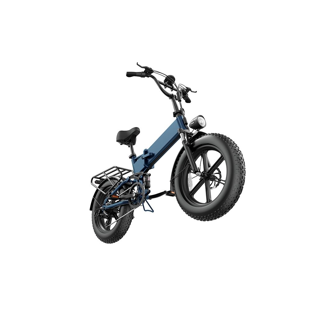 Vélo électrique pliable, vue diagonale. Pneus noirs, phare, selle. Conception de cadre bleu. Sur fond blanc.