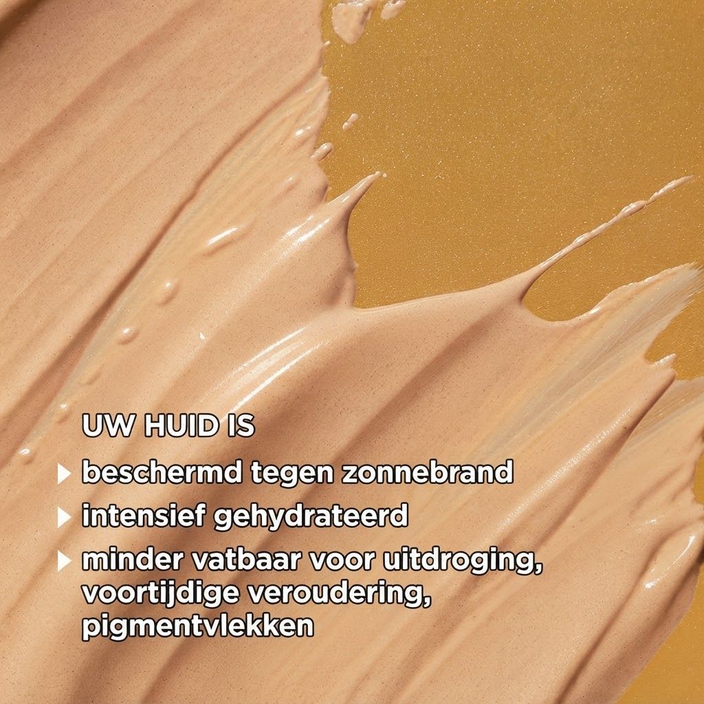Crèmige textuur in lichte huidskleur, aangebracht in brede streken.