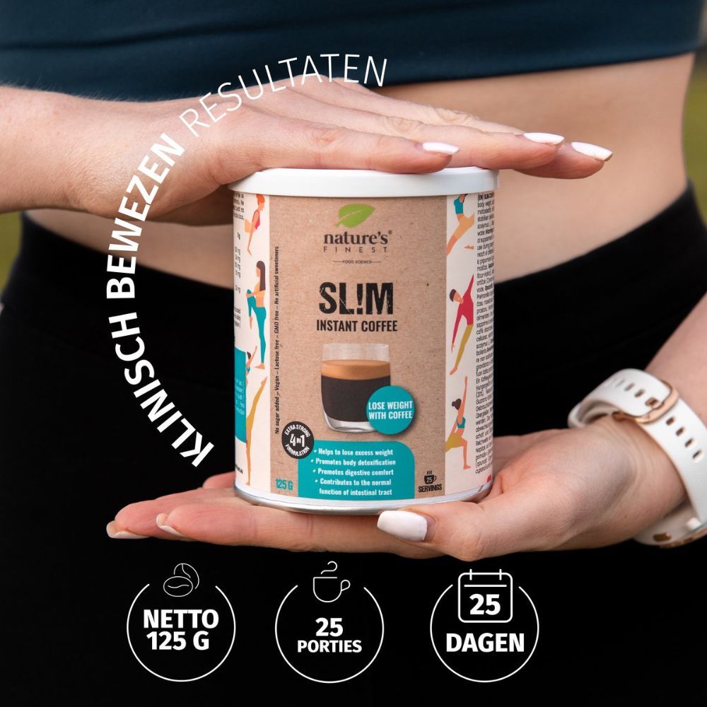 Blik Nature's Finest SL!M Instant Coffee, vastgehouden door handen. Met informatie over inhoud en porties.