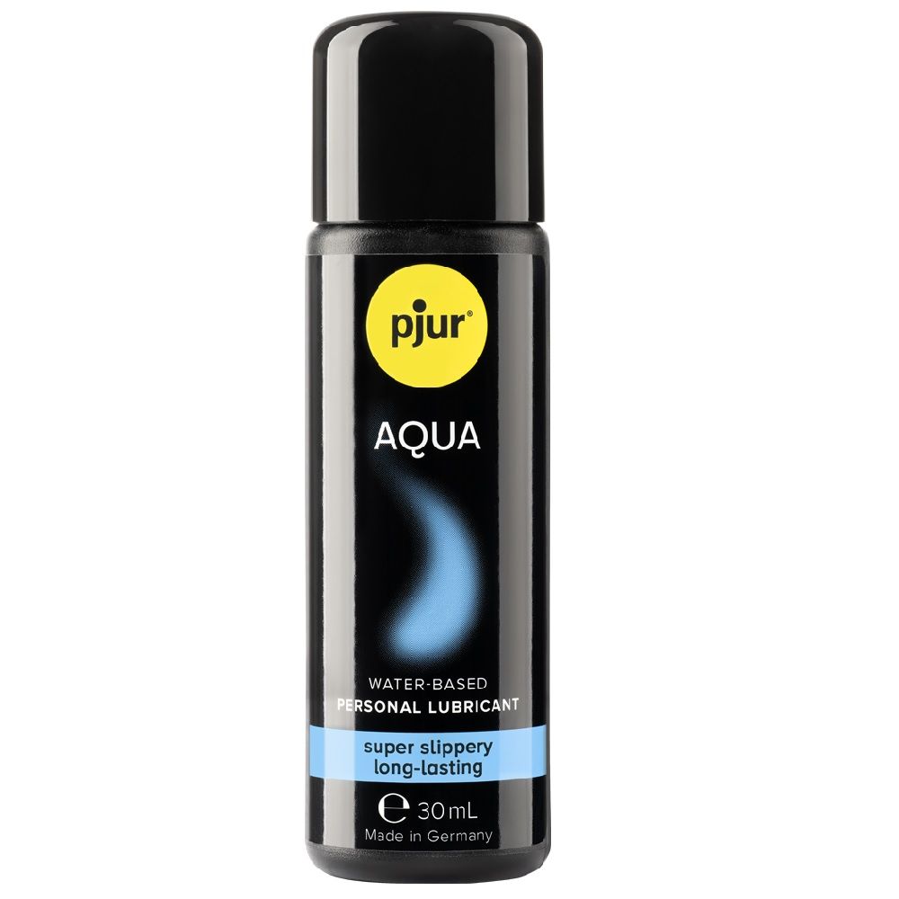 Flacon noir avec bouchon noir. Logo jaune "pjur" et "AQUA". Texte : "WATER-BASED PERSONAL LUBRICANT". "super slippery long-lasting".