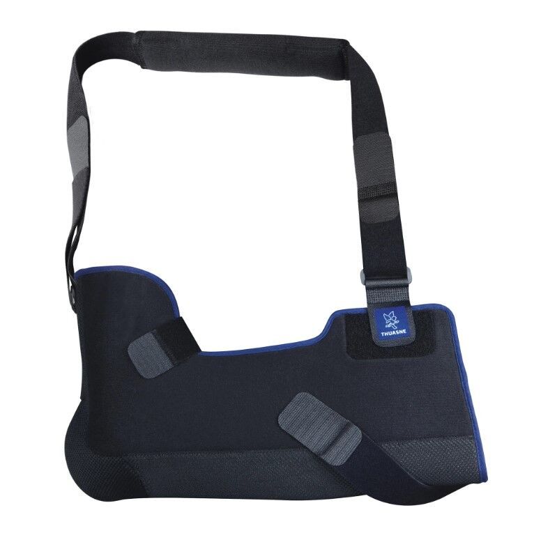 Zwarte schouderbrace met blauwe accenten. Verstelbare bandjes en klittenbandsluitingen. Thuasne logo.