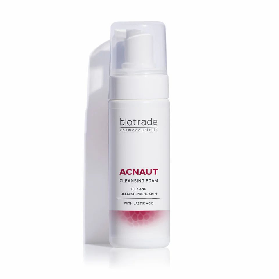Flacon blanc Biotrade Acnaut mousse nettoyante avec pompe. Inscription rouge Acnaut. Pour peaux grasses et à problèmes.