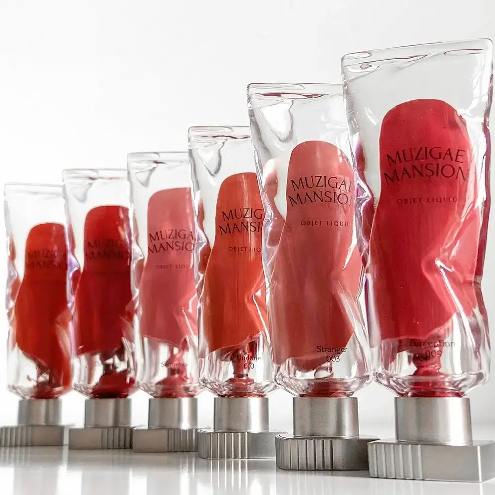 Rij lippenstift tubes. Merk MUZIGAE MANSION, Objet Liquid. Verschillende tinten, waaronder Stranger 003.