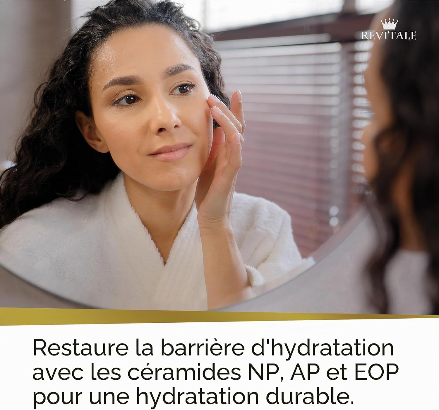 Femme aux cheveux bouclés en peignoir blanc, se touchant le visage dans un miroir. Logo 'REVITALE' en haut à droite.